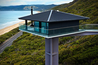Illustration for article titled This Cool Coastal House Looks Like It's Floating Over The Ocean